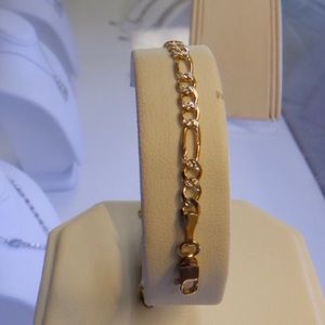 New 14k  yellow gold Figaro bracelet 7’